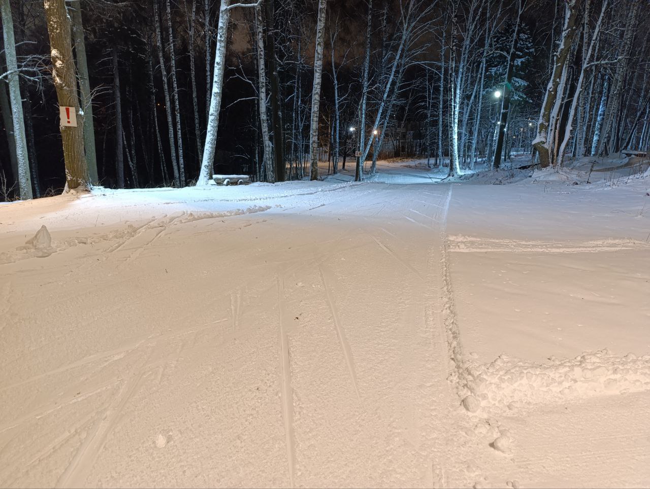 Освещённая лыжная трасса вечером